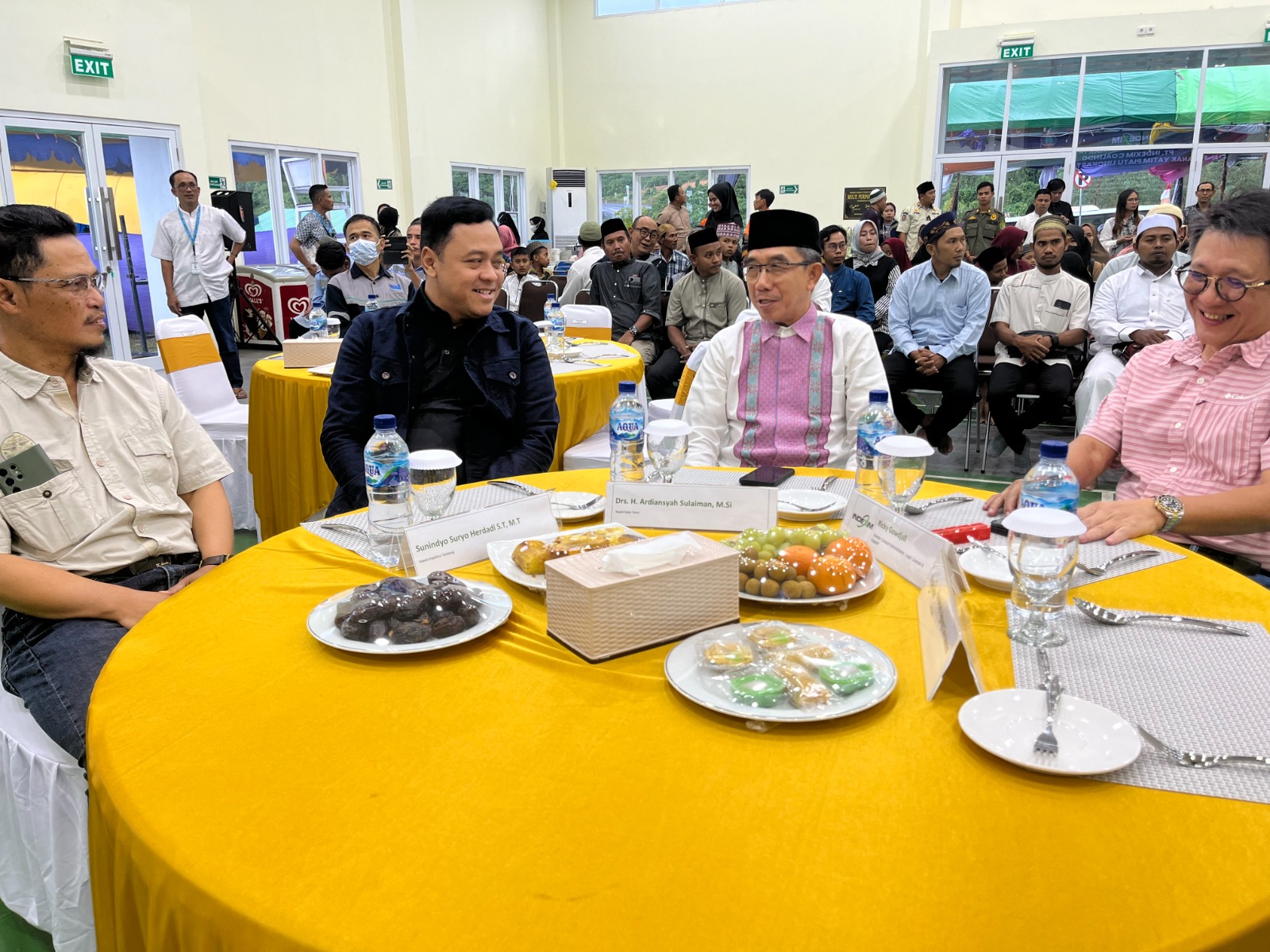 Kiri ke kanan: Kepala Inspektur Tambang Kementerian ESDM RI, Sunindyo Suryo Herdadi Bupati Kutim Ardiansyah, dan Direktur Administrasi dan Komersial PT Indexim Coalindo, Ricky Gowdzali, kala mengikuti kegiatan buka puasa bersama di gedung Multi Purpose Hall PT Indexim Coalindo (IST)